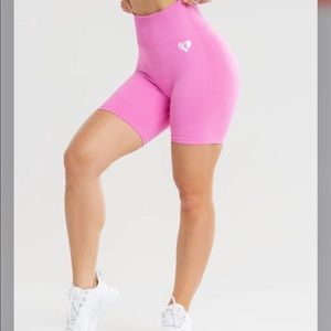 Women’s best power shorts in pink size small.